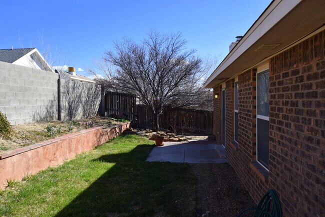 Building Photo - 3 Bed 2 Bath 1700 SF