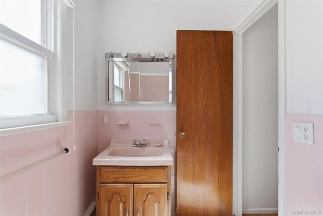 Building Photo - 166 Park Hill Ave