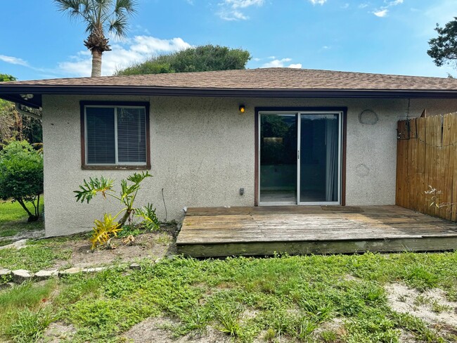 Building Photo - Cozy Island Duplex steps from the beach!