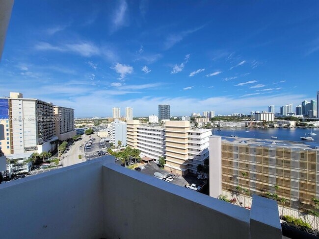 Building Photo - 401 Golden Isles Dr