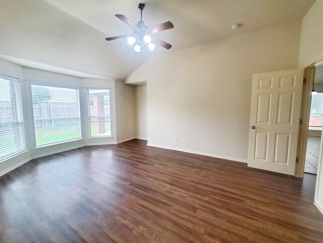 Building Photo - Wonderful 3-2-2 in Crowley ISD!