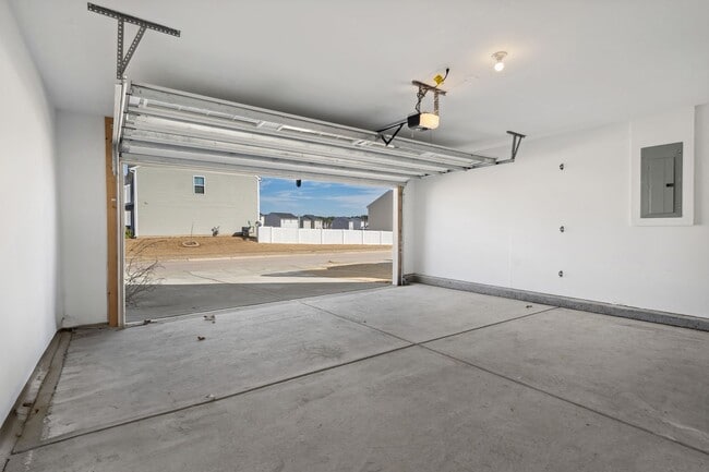 Building Photo - Light and bright 4 bed/ 2,5 bath with fenced back yard and practical glamour!