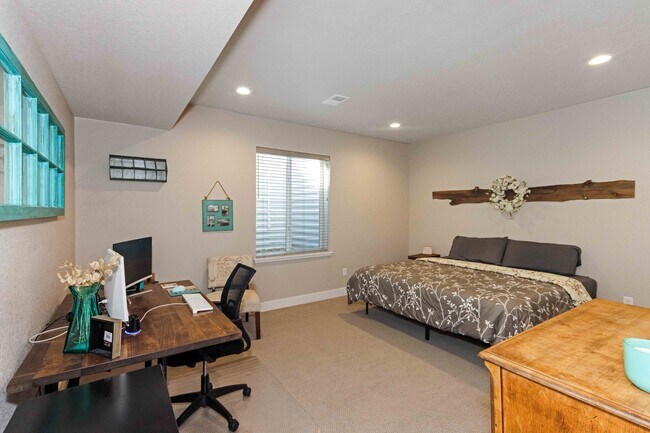 Building Photo - 5257 School House Dr