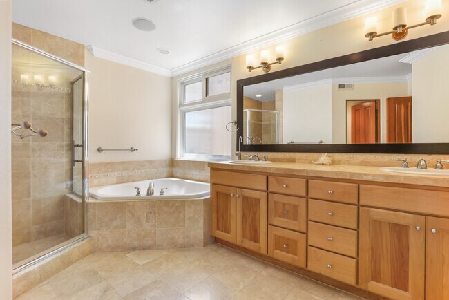 Building Photo - 209 Crest Dr