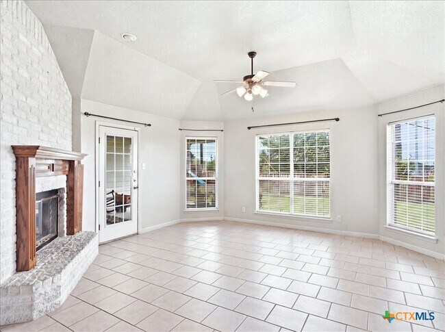 Building Photo - 1200 Lancelot Dr