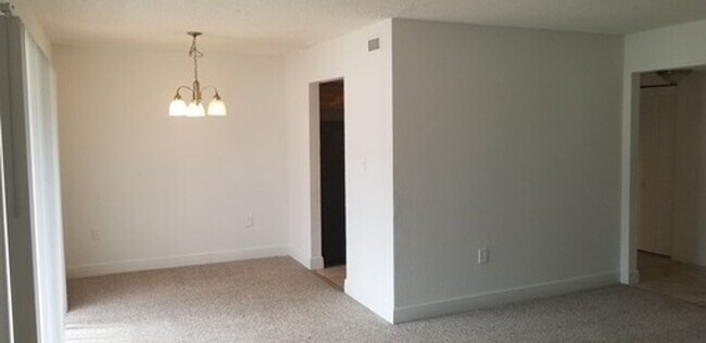 Building Photo - Privately owned 3 bedroom condo