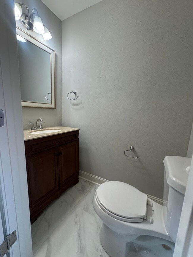 Building Photo - Adorable Home