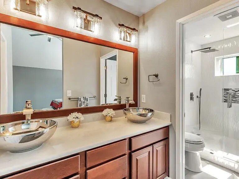 Master restroom 1 - 1206 Sycamore Ct