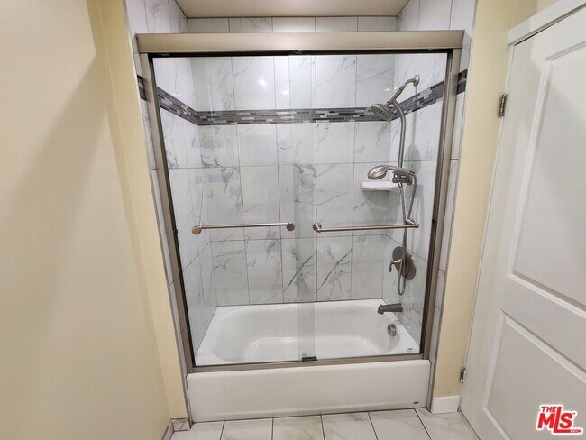 Building Photo - 2726 Cochran Ave