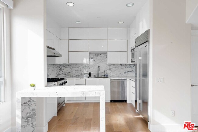Building Photo - 438 Arnaz Dr