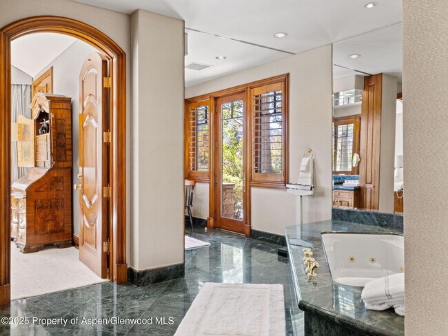 Building Photo - 715 Willoughby Way