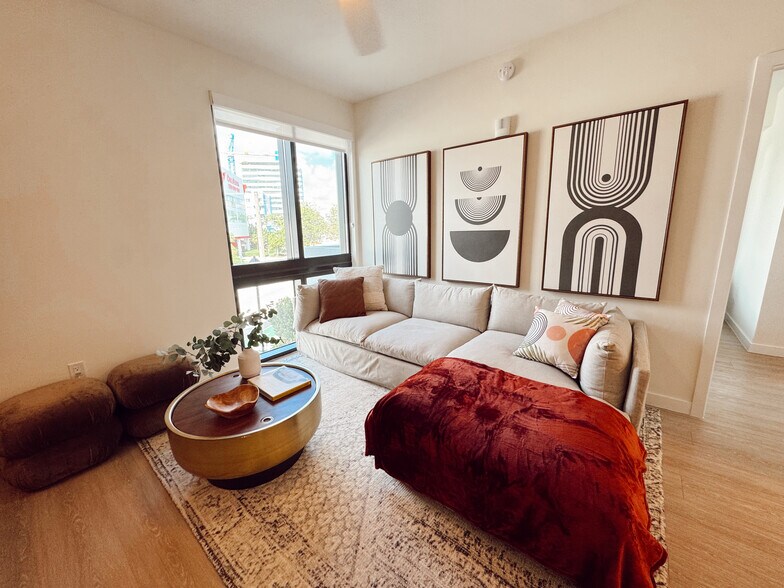 Building Photo - 2571 NE 195th St