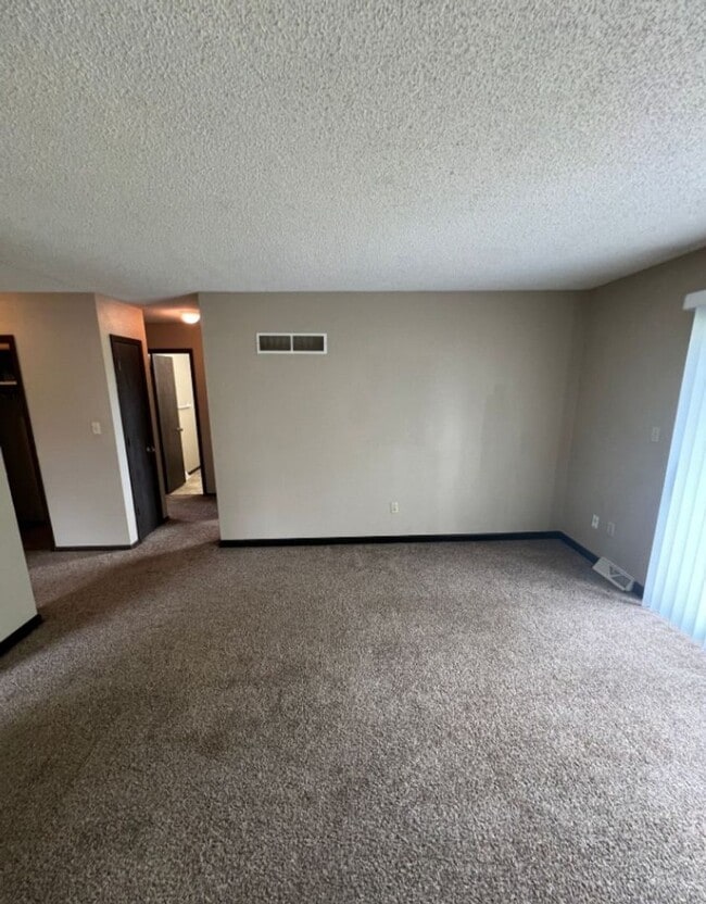 Building Photo - Spacious Duplex with Finished Basement & G...