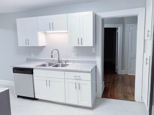 Building Photo - 3 Bedrooms 2 Full Baths with fenced in bac...