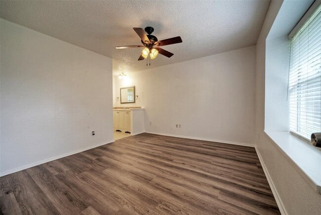 Building Photo - 702 Twin Oak Trail