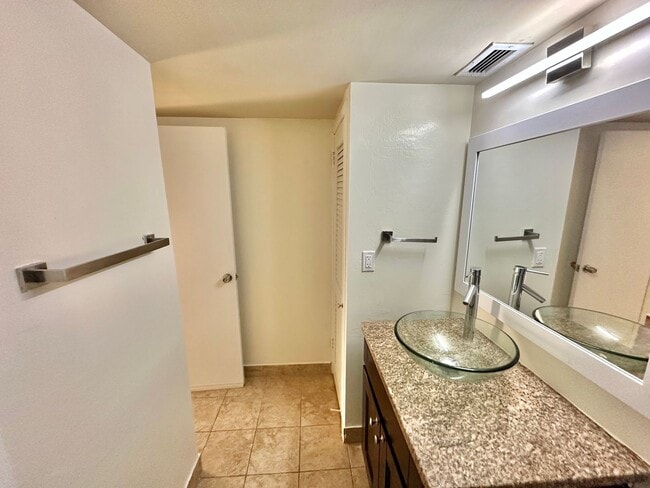 Building Photo - Dupont's Pulchritudinous Palladium 1 bedroom Condo w/ Balcony & Pool. All utilities included.