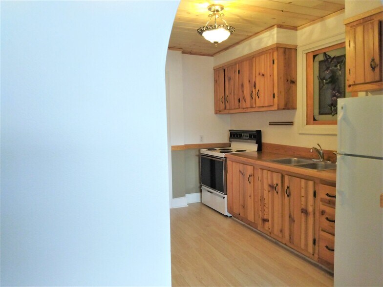 Building Photo - 715 5th Ave