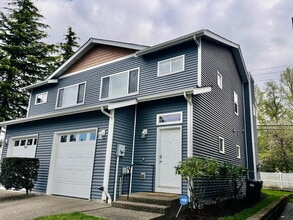 Building Photo - Move-In Ready Puyallup Townhome – Central Location, Easy Commute