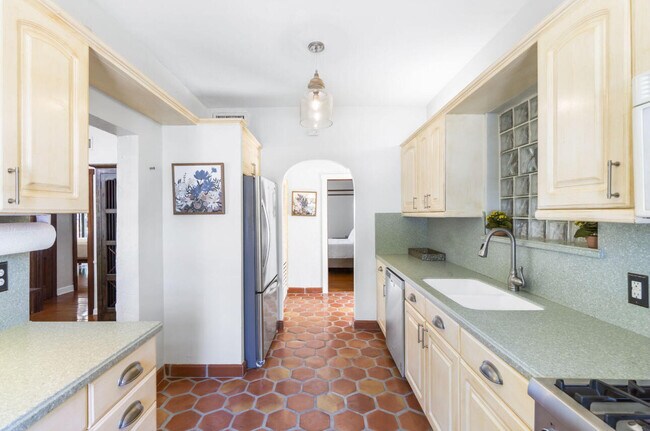 Building Photo - 400 33rd St