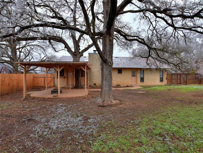 Building Photo - 2407 Versailles Dr