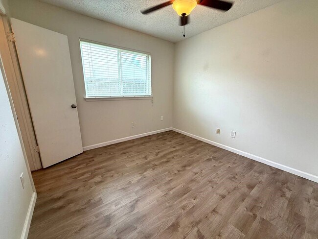 Building Photo - 646 Fair Oak Dr