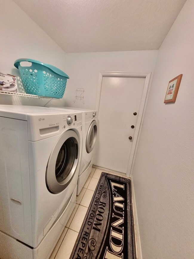 Building Photo - Fully furnished 3 bed 2 bath in beautiful Davenport