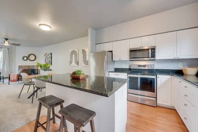 Building Photo - 2 bd 1.75 bath Lynnwood Townhome  availabl...