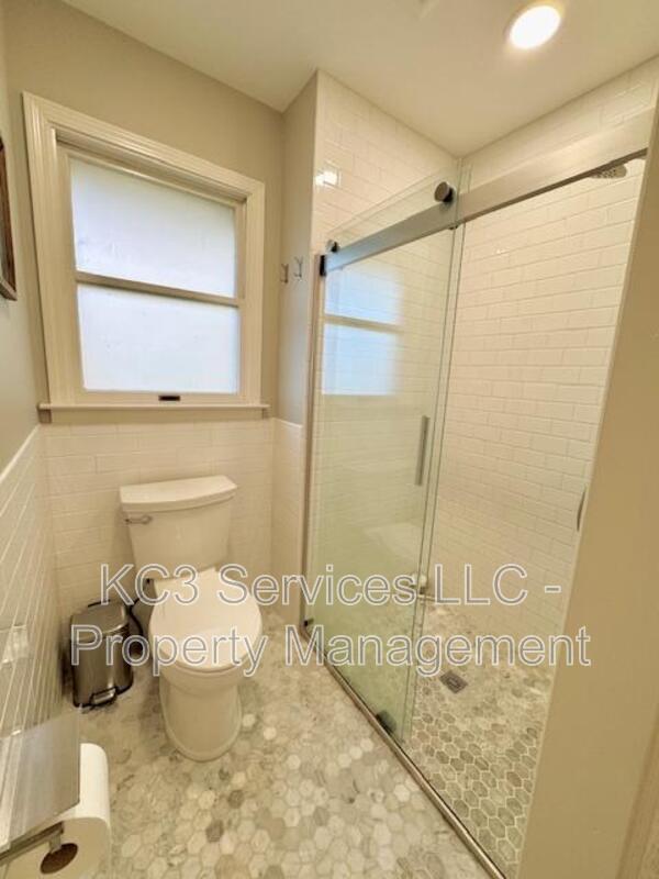 Building Photo - 615 E 101st Ter