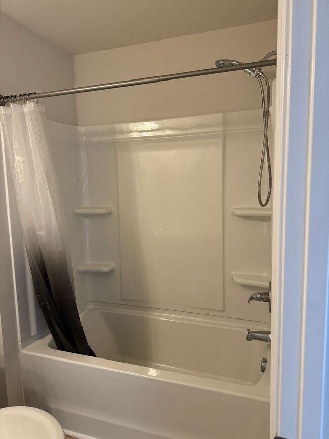 Building Photo - Price & Location!