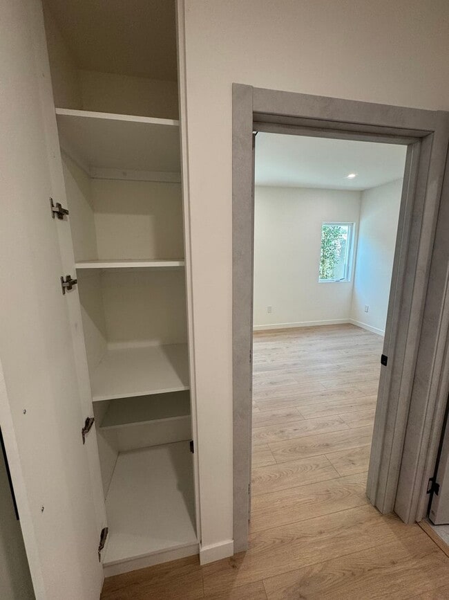 Building Photo - Spacious 1000 Sq. Ft. Single-Floor Back AD...