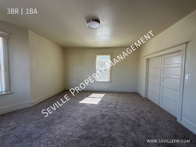 Building Photo - TOTALLY REMODELED 3BR / 1BA Upstairs Apart...