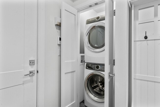 Building Photo - 10-14-14 Sydney St