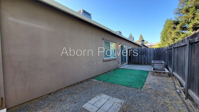 Building Photo - 626 Pearl Pl