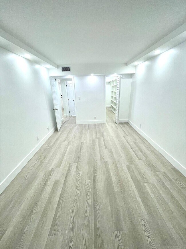 Building Photo - 1825 W 44th Pl