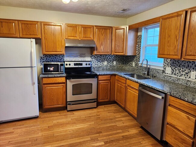 Building Photo - For Rent: Harrisonburg 3 BR, 2.5 Bath Townhouse