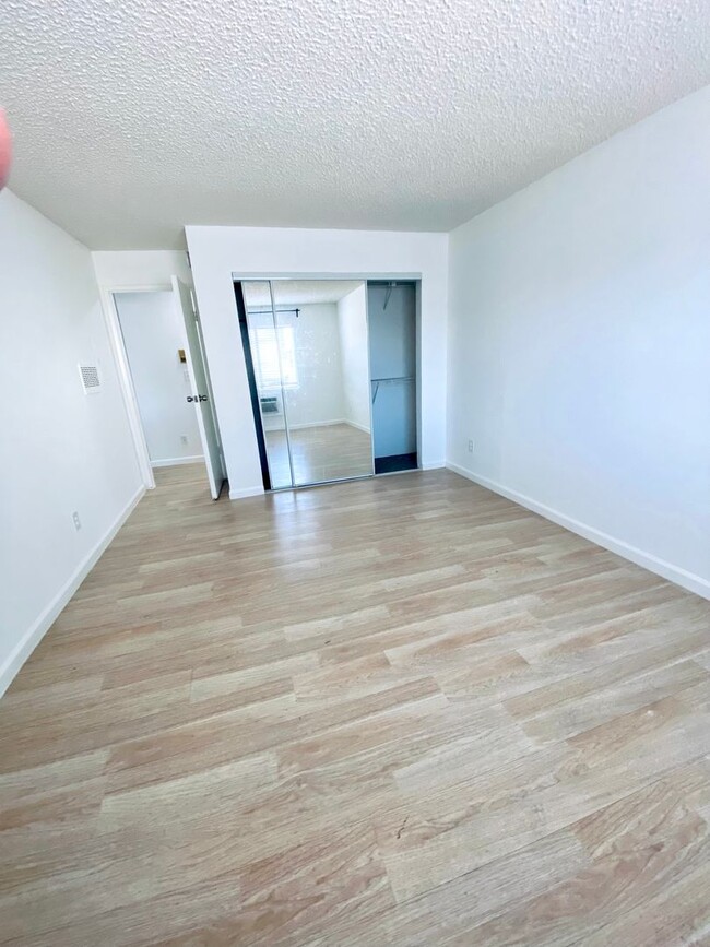 Building Photo - 1 BEDROOM 1 BATHROOM CONDO!! HARDWOOD FLOO...