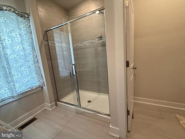 Building Photo - 16 Lochiel Ln