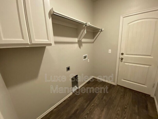 Building Photo - 2225 Mill Creek Way