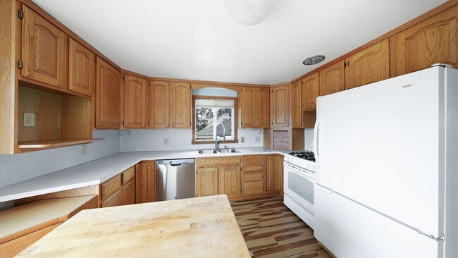 Building Photo - 3 Bed 2.5 Bath - Pet Friendly - Landscapin...