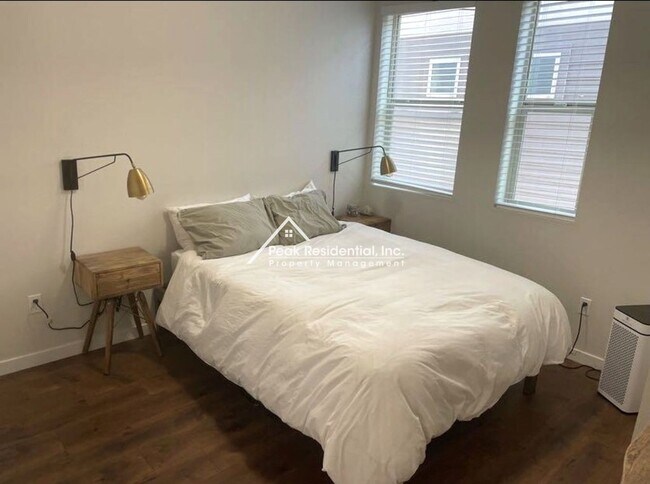 Building Photo - Beautifully Updated 1bd/1ba Land Park Area Condo with 1 Car Garage!