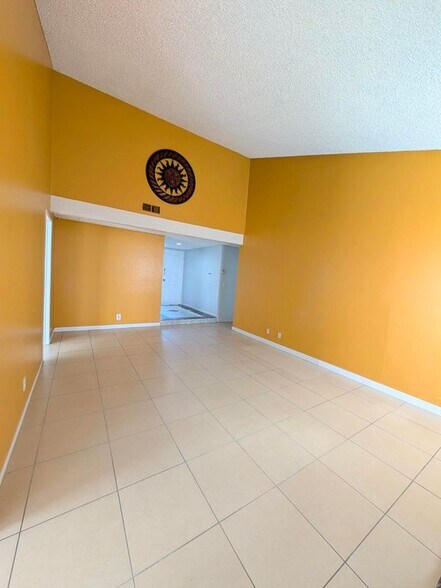 Building Photo - 914 W Alton Ave