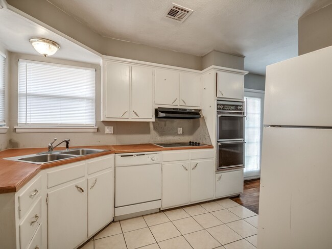 Building Photo - 5004 S Broadway Ave