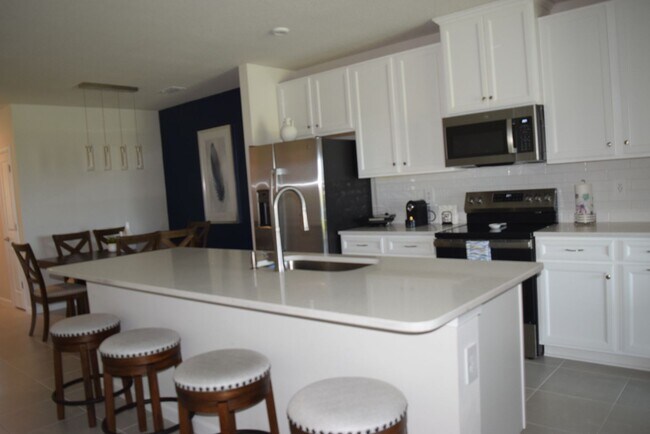 Building Photo - Stunning and elegant fully furnished 3/2/2 villa with Pool, hot tub & Lake views