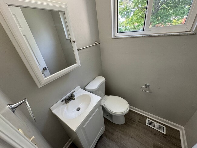 Building Photo - Far Eastside Large 3 Bedroom 1.5 Bath
