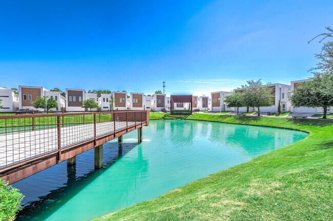 Building Photo - 5519 Paraiso Pl