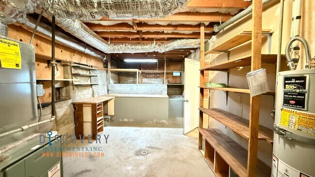 Building Photo - Attractive Mid-Century Modern Dimond Distr...