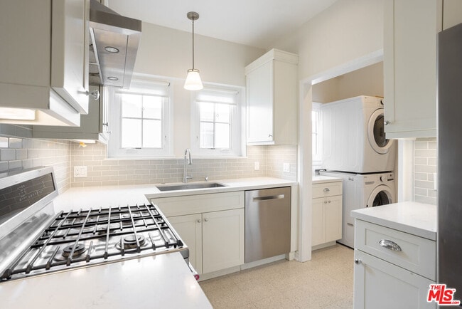 Building Photo - 442 S Maple Dr