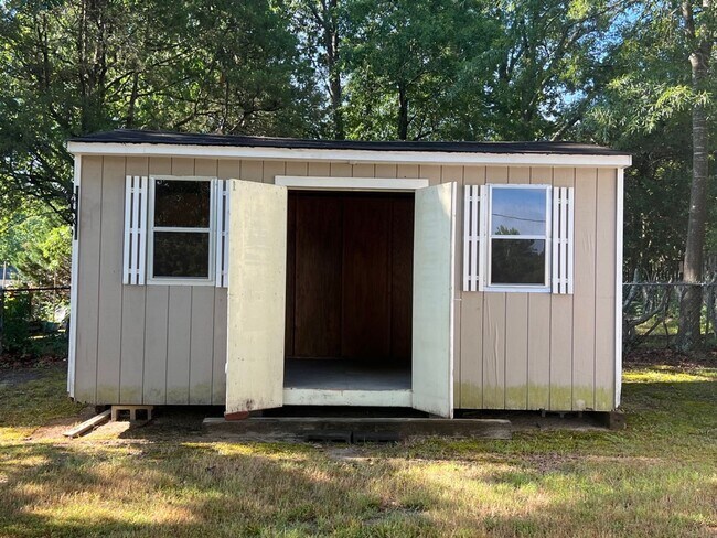 Building Photo - Three bedroom, 1 bath house in Burlington