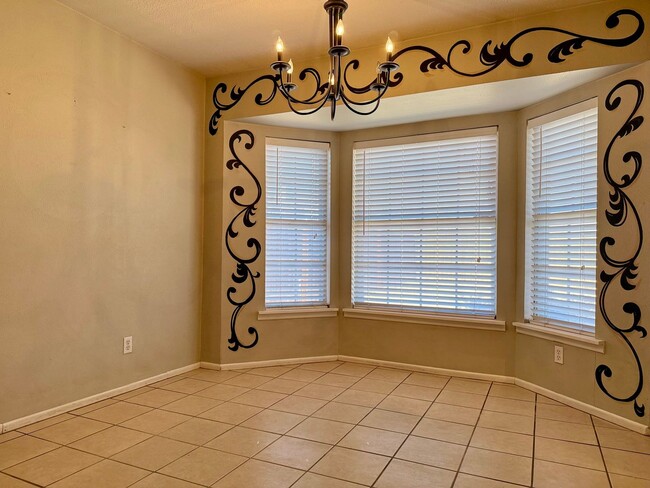 Building Photo - House For Rent