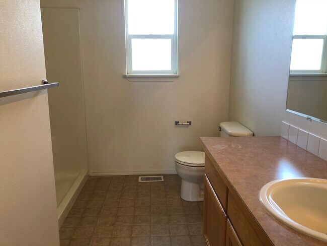 Building Photo - 1500 NW Canyon View Dr